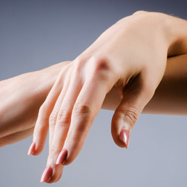 جوانسازی پوست دست و انگشتان با تزریق ژل و چربی